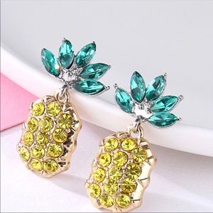 Beautiful Pineapple Earrings NWT Boutique